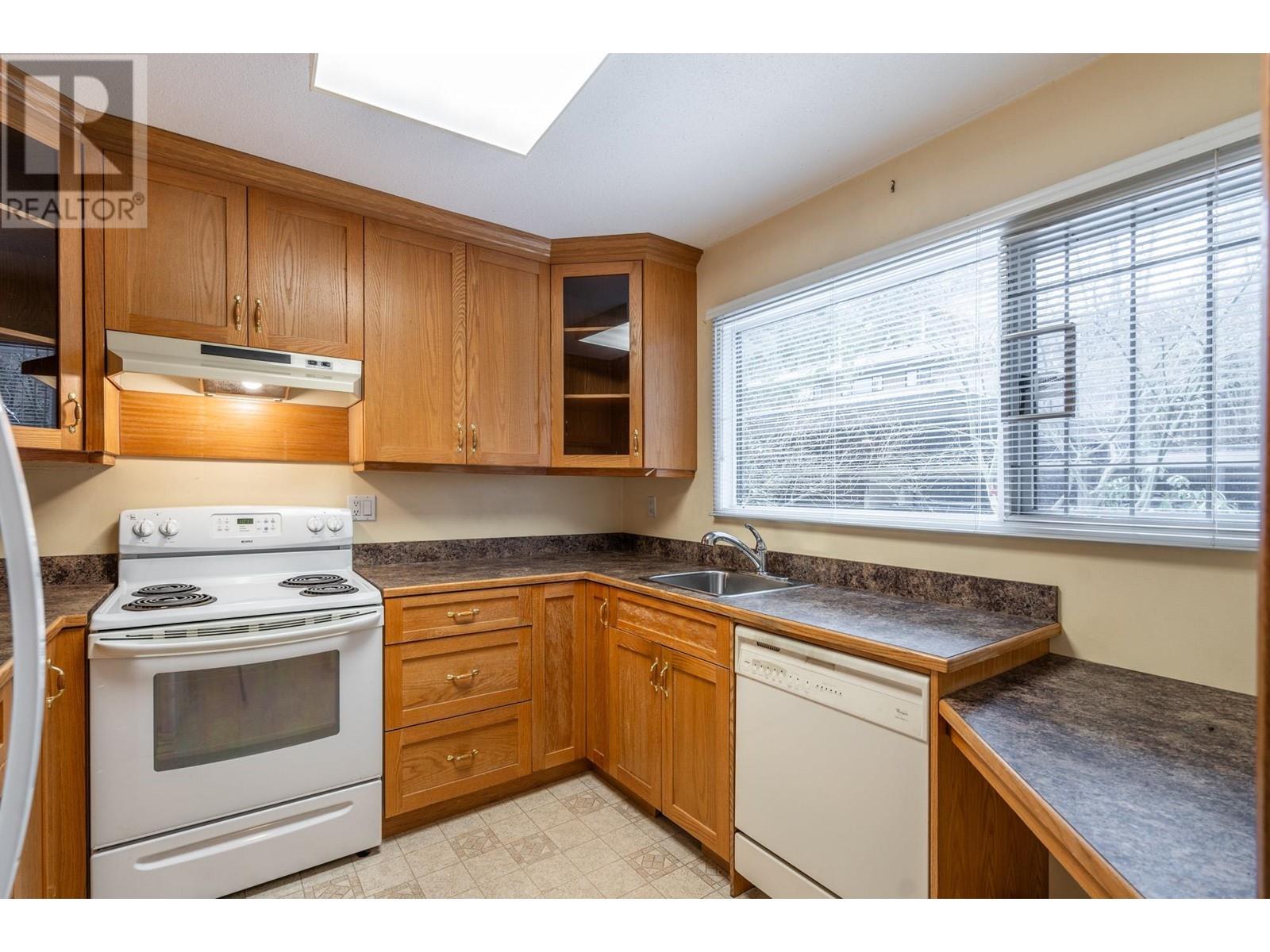 Listing Picture 2 of 36 : 3013 VEGA COURT, Burnaby / 本拿比 - 魯藝地產 Yvonne Lu Group - MLS Medallion Club Member