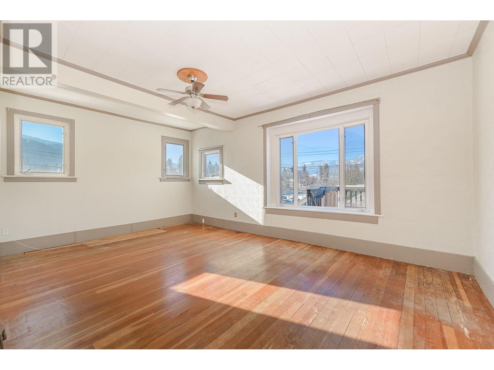 Property at 80 6 Street NE image 4
