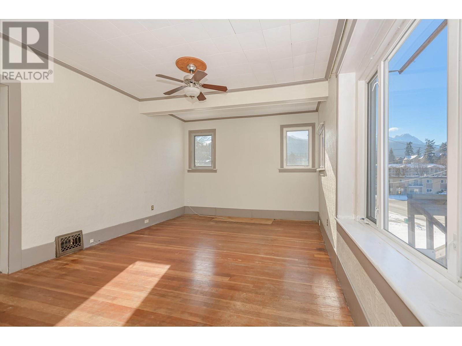 Property at 80 6 Street NE image 3