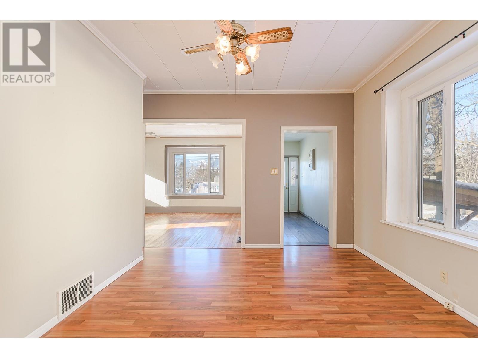 Property at 80 6 Street NE image 5