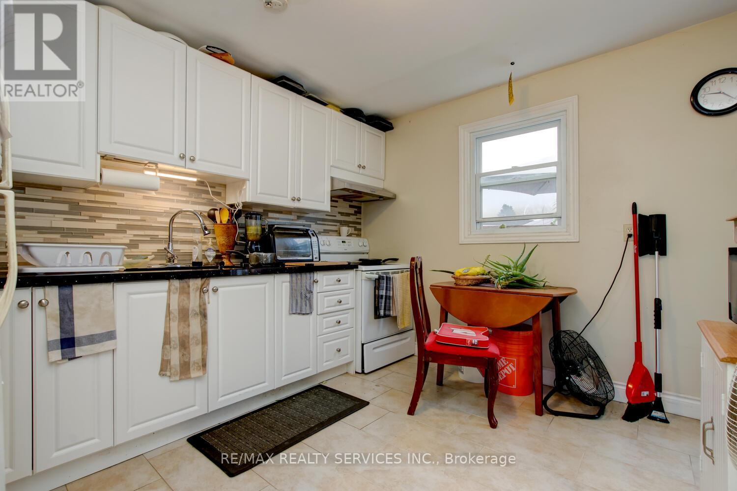 Property at 8 HEATHERSIDE COURT image 3