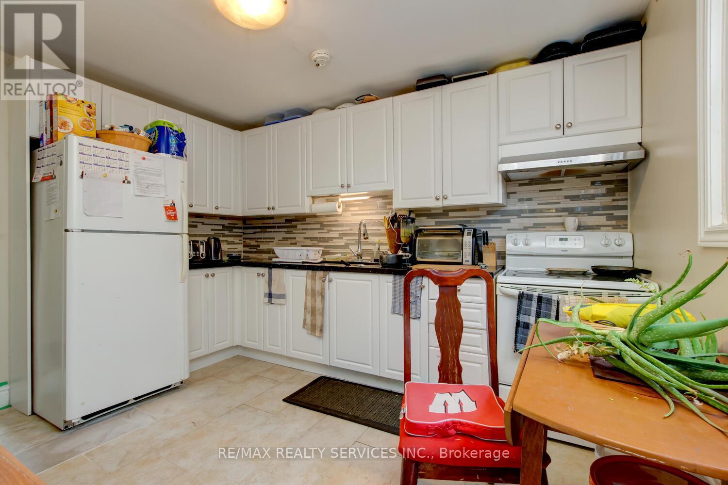 Property at 8 HEATHERSIDE COURT image 4