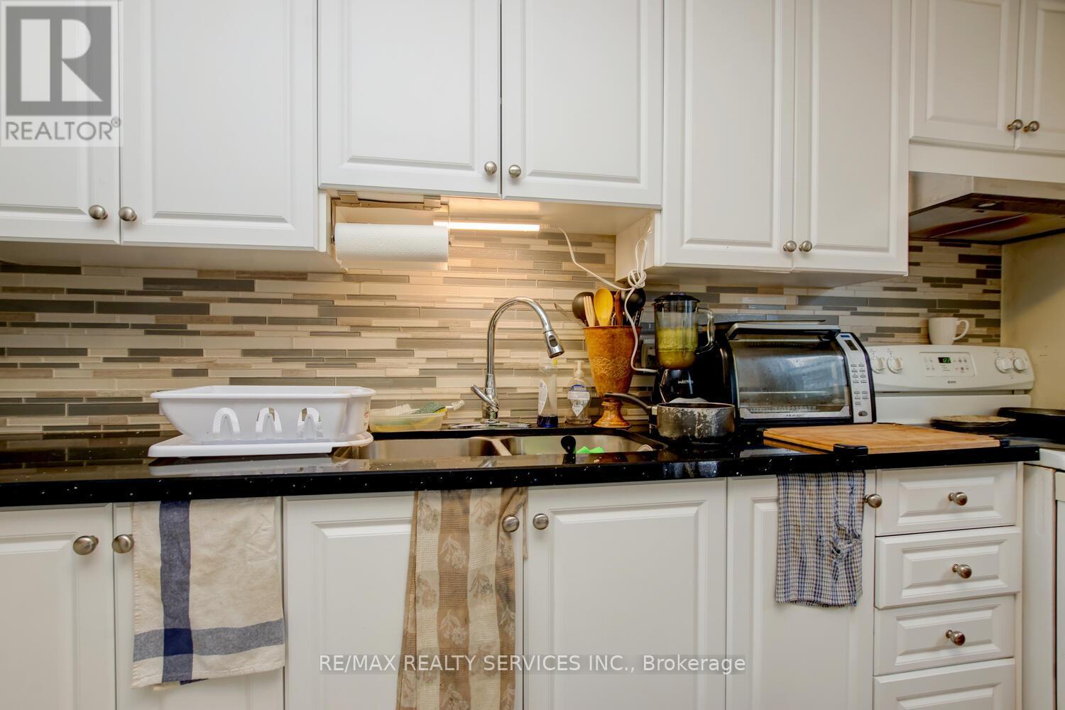 Property at 8 HEATHERSIDE COURT image 5