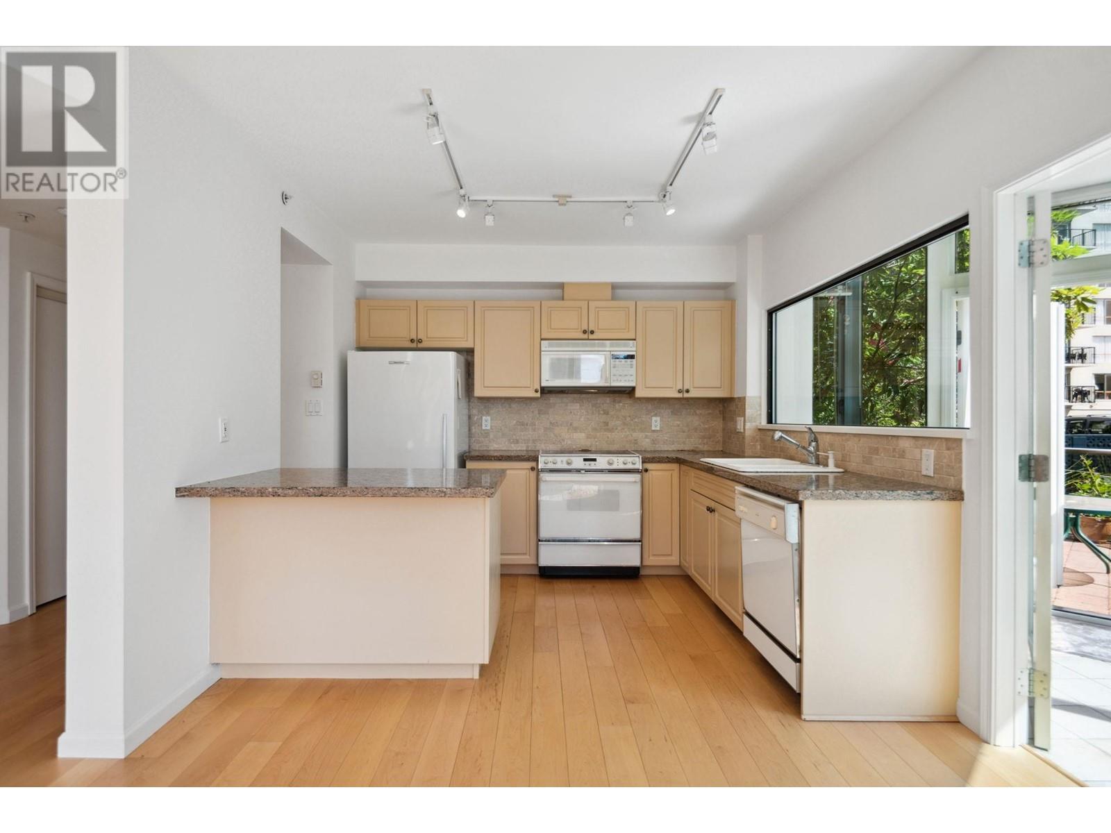 102 1689 DUCHESS AVENUE