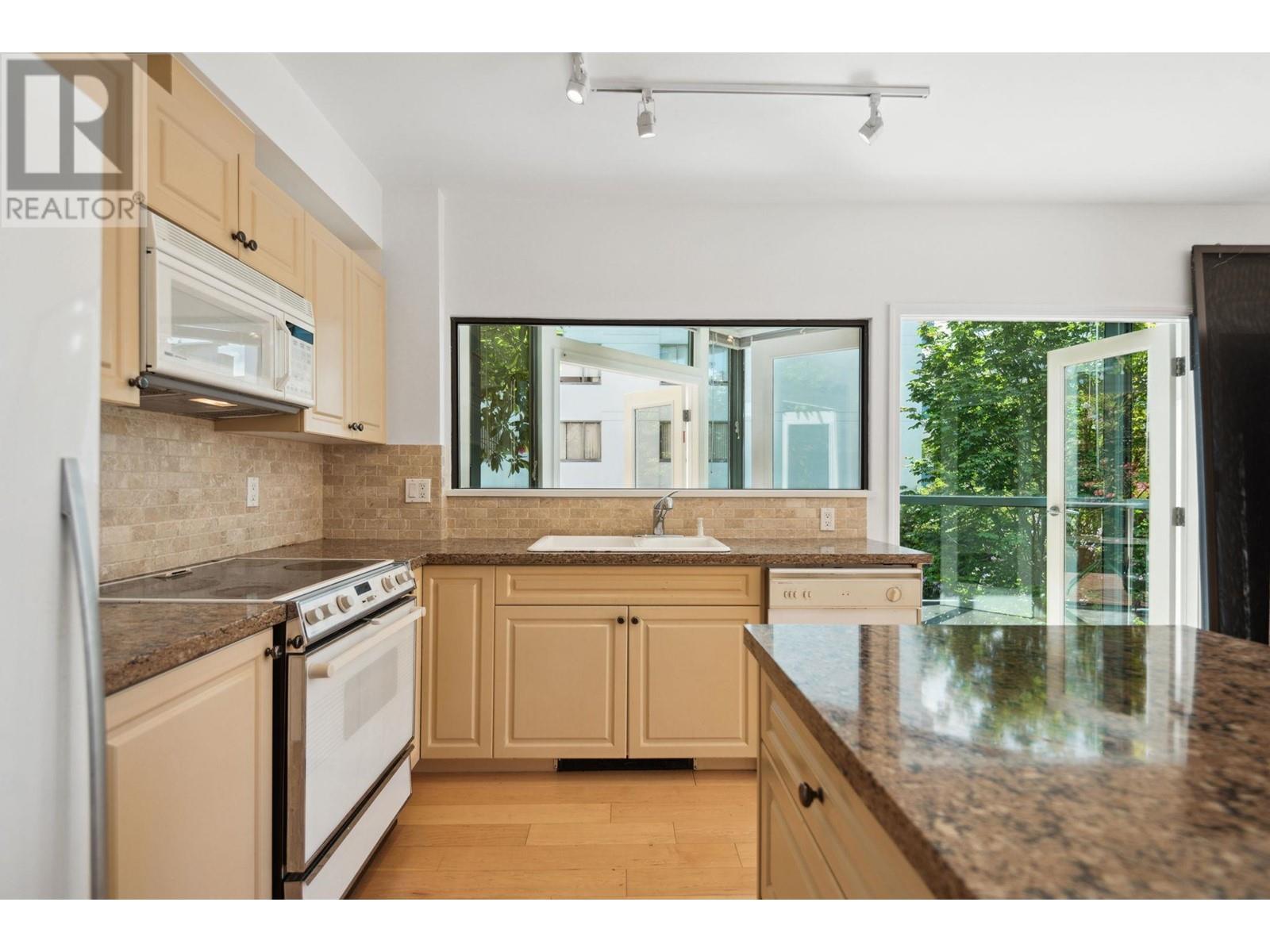 102 1689 DUCHESS AVENUE