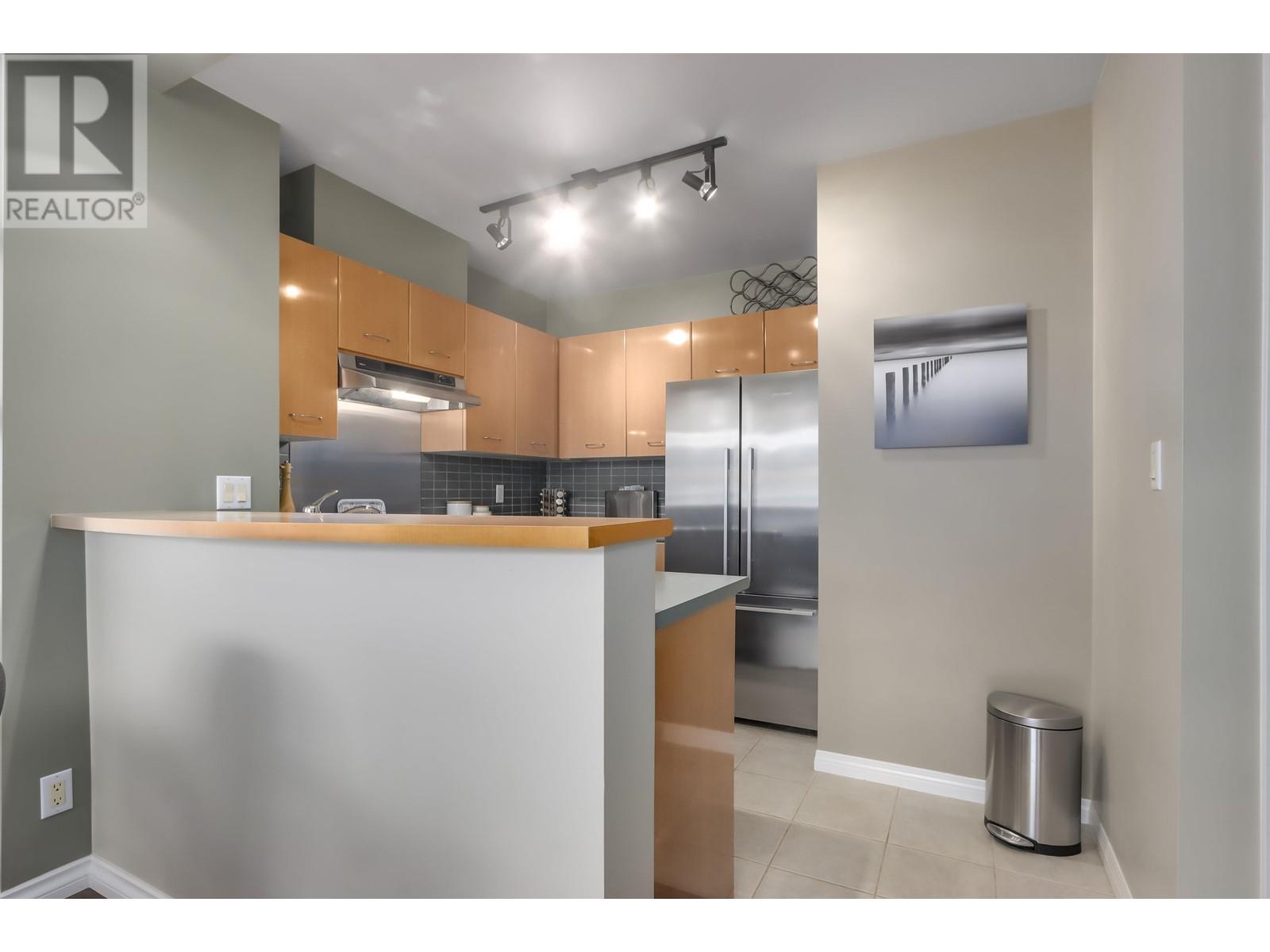 Listing Picture 11 of 23 : 404 2268 REDBUD LANE, Vancouver / 溫哥華 - 魯藝地產 Yvonne Lu Group - MLS Medallion Club Member