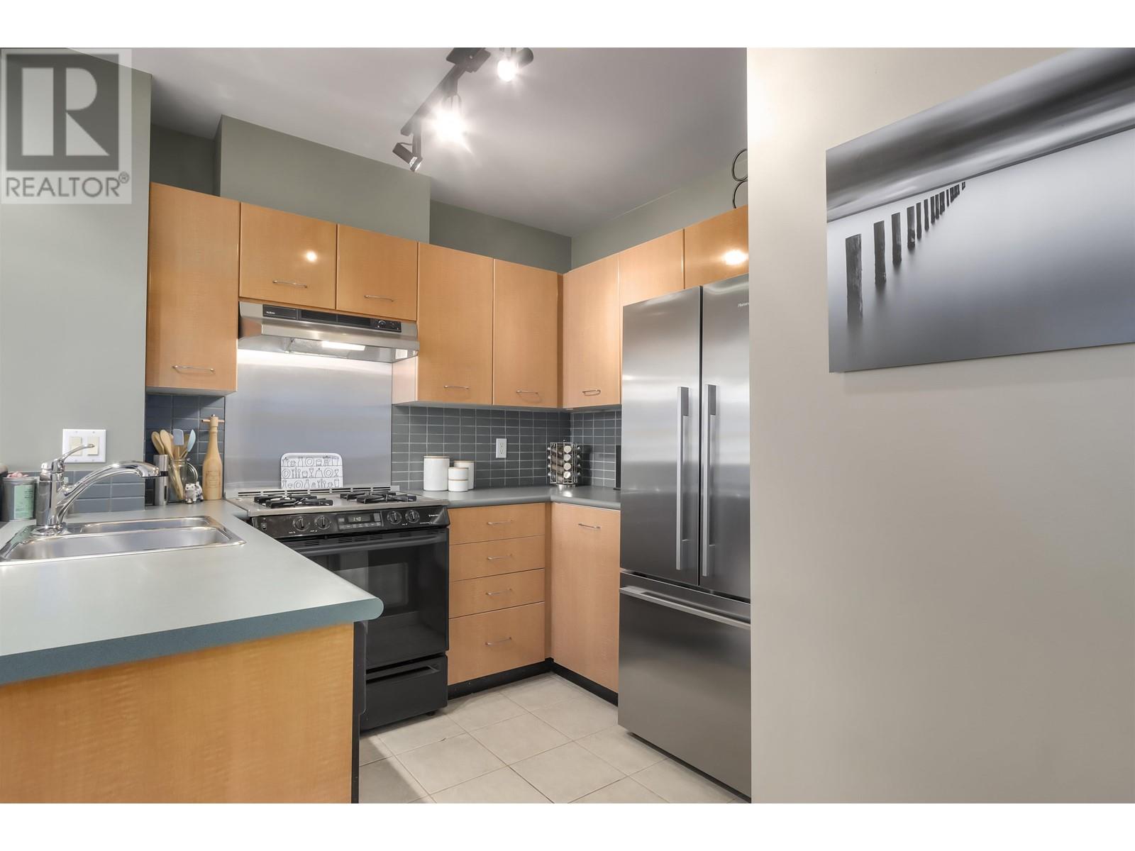 Listing Picture 12 of 23 : 404 2268 REDBUD LANE, Vancouver / 溫哥華 - 魯藝地產 Yvonne Lu Group - MLS Medallion Club Member