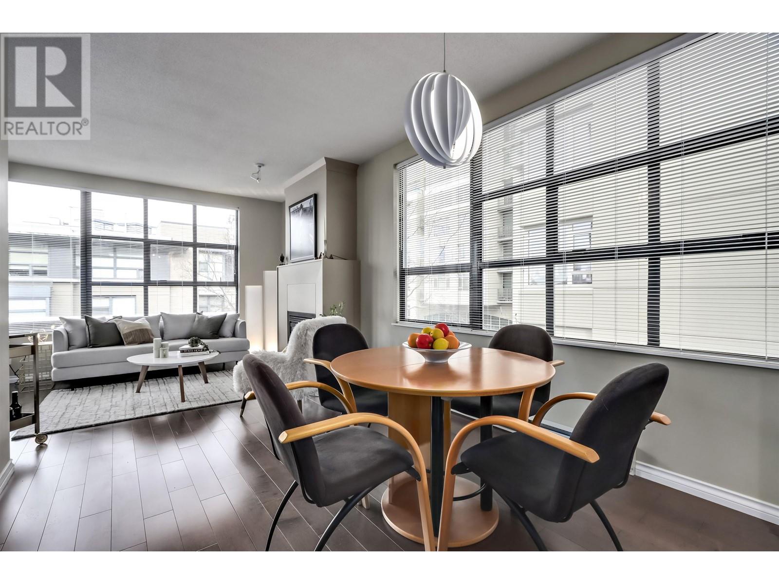 Listing Picture 2 of 23 : 404 2268 REDBUD LANE, Vancouver / 溫哥華 - 魯藝地產 Yvonne Lu Group - MLS Medallion Club Member