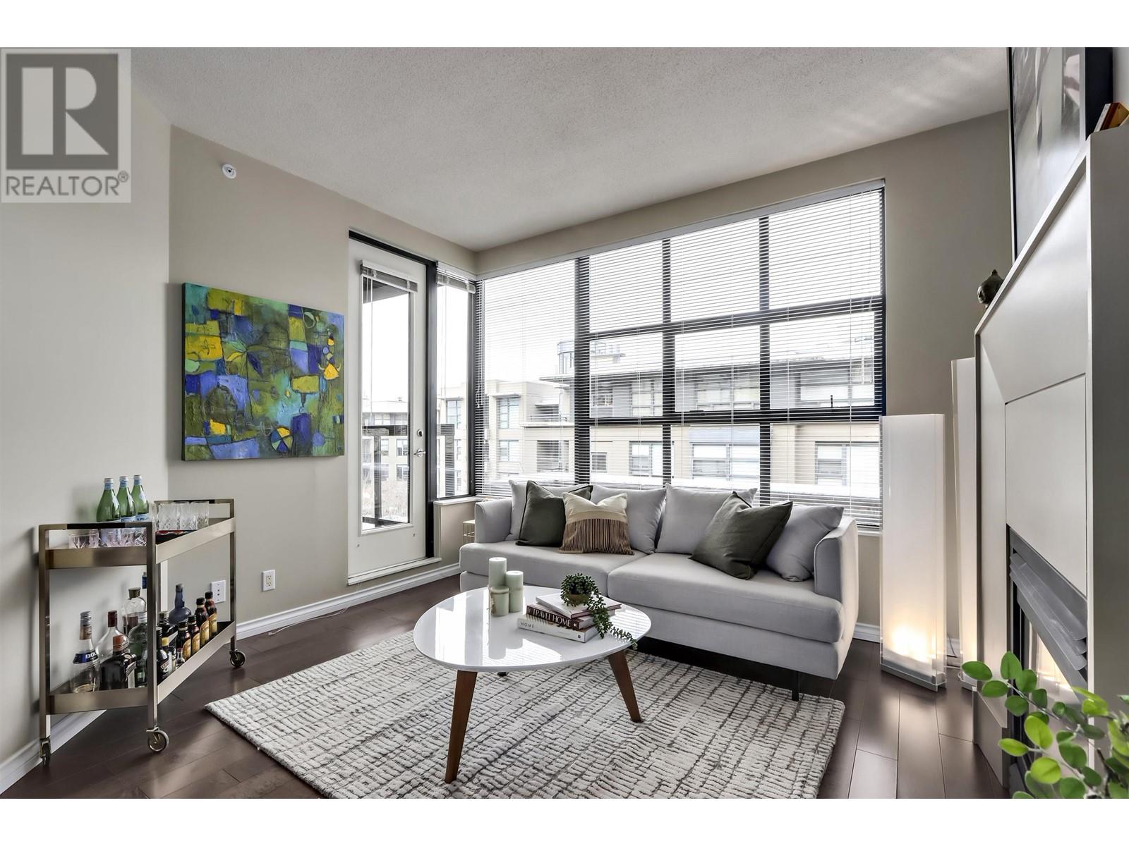 Listing Picture 3 of 23 : 404 2268 REDBUD LANE, Vancouver / 溫哥華 - 魯藝地產 Yvonne Lu Group - MLS Medallion Club Member