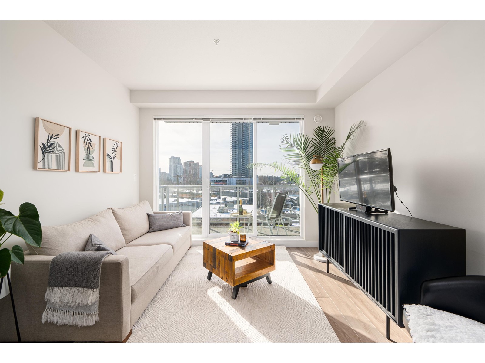 404 10838 Whalley Boulevard, Surrey, British Columbia  V3R 0G8 - Photo 2 - R2965747