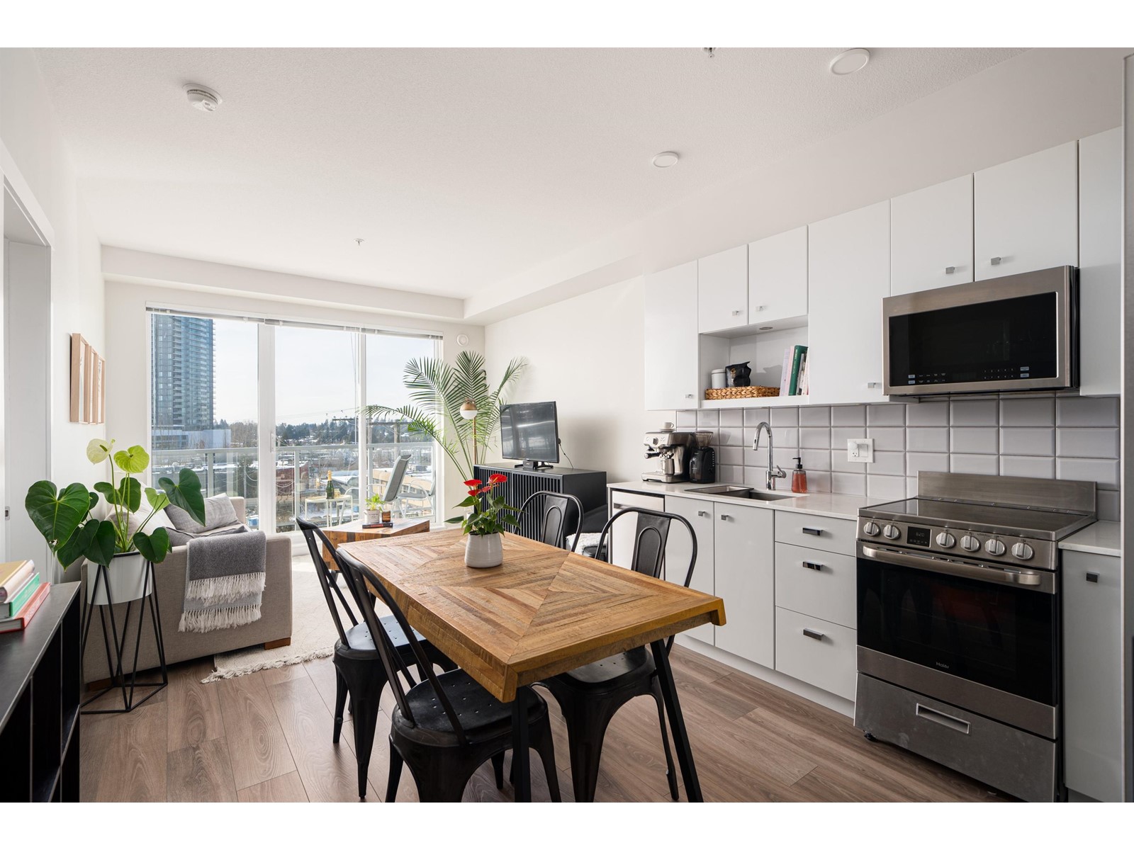 404 10838 Whalley Boulevard, Surrey, British Columbia  V3R 0G8 - Photo 4 - R2965747