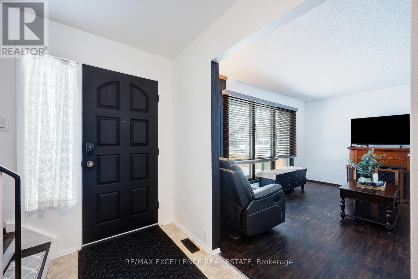 Property at 102 RUTHERFORD ROAD N image 5