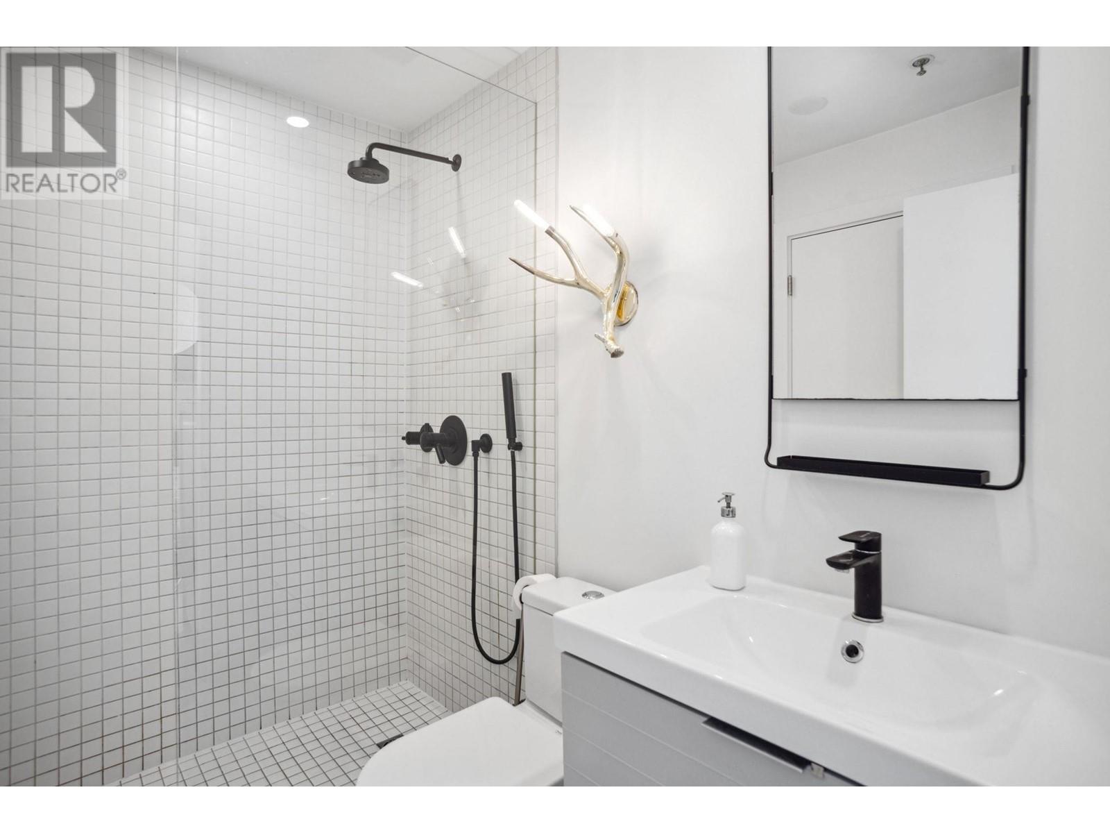 Listing Picture 12 of 14 : 4 9 E CORDOVA STREET, Vancouver / 溫哥華 - 魯藝地產 Yvonne Lu Group - MLS Medallion Club Member