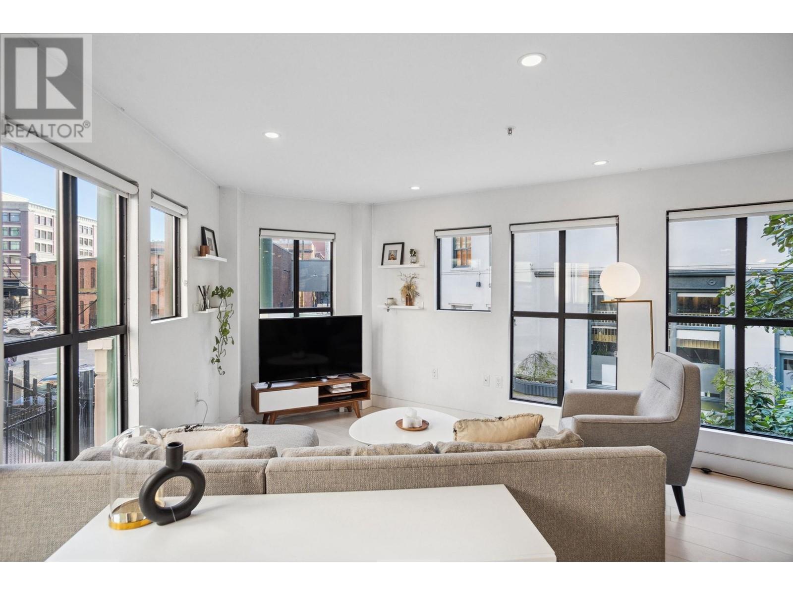 Listing Picture 2 of 14 : 4 9 E CORDOVA STREET, Vancouver / 溫哥華 - 魯藝地產 Yvonne Lu Group - MLS Medallion Club Member