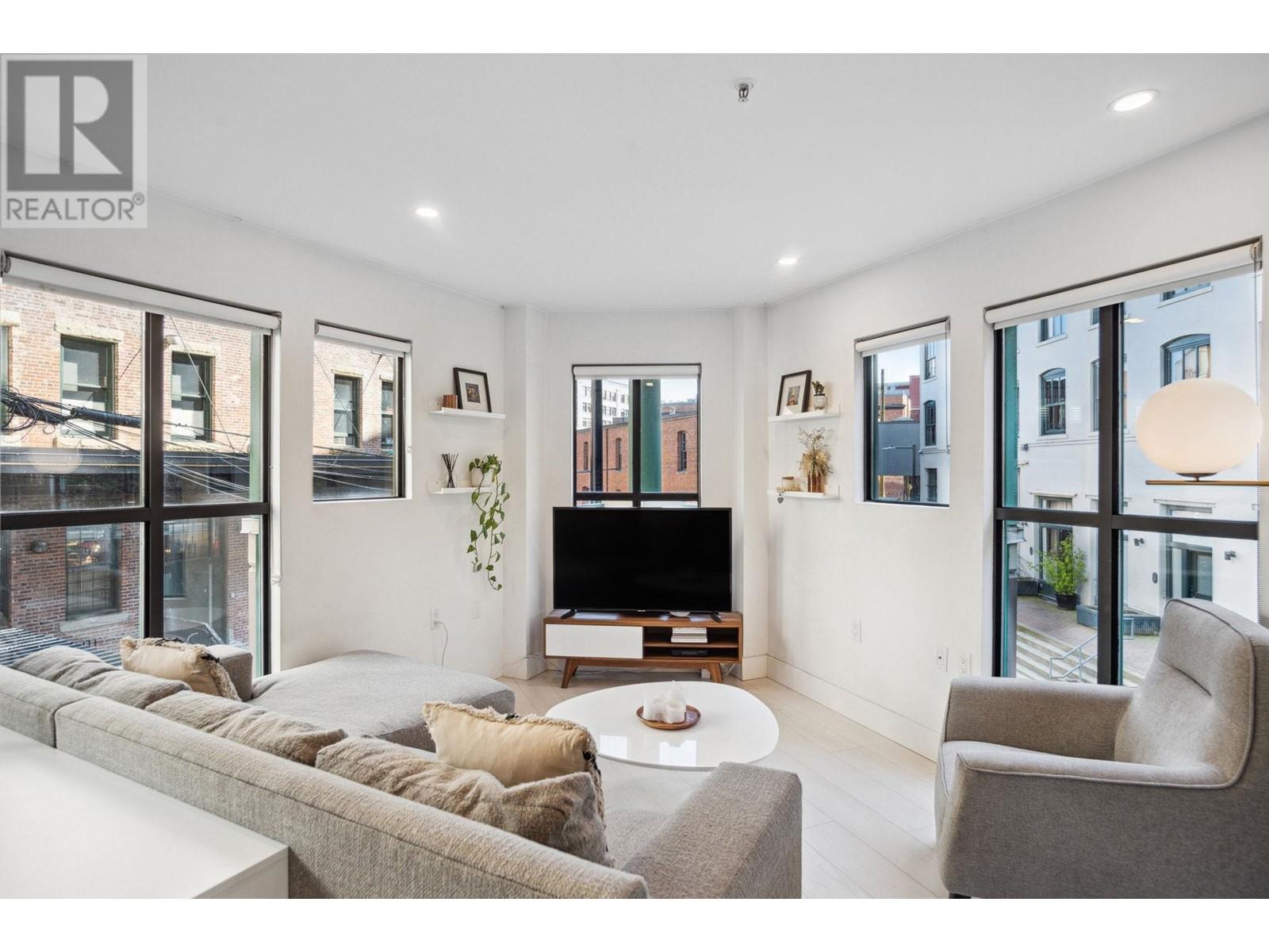 Listing Picture 3 of 14 : 4 9 E CORDOVA STREET, Vancouver / 溫哥華 - 魯藝地產 Yvonne Lu Group - MLS Medallion Club Member