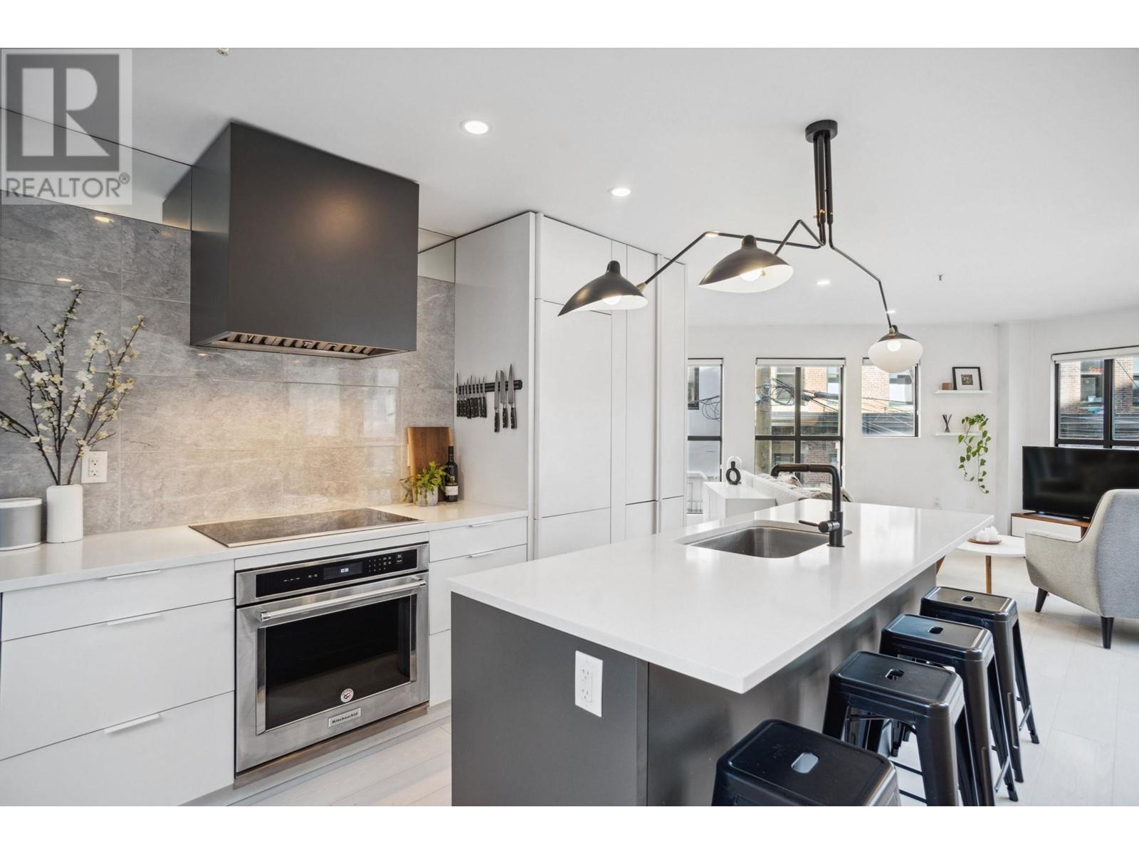 Listing Picture 5 of 14 : 4 9 E CORDOVA STREET, Vancouver / 溫哥華 - 魯藝地產 Yvonne Lu Group - MLS Medallion Club Member