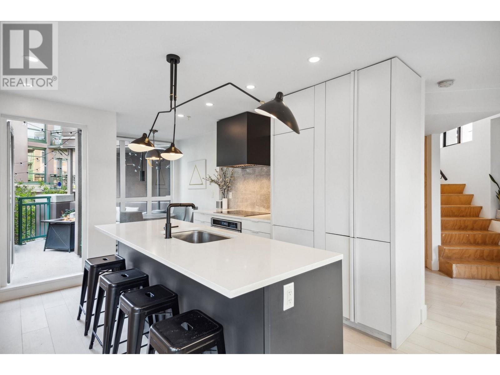 Listing Picture 6 of 14 : 4 9 E CORDOVA STREET, Vancouver / 溫哥華 - 魯藝地產 Yvonne Lu Group - MLS Medallion Club Member