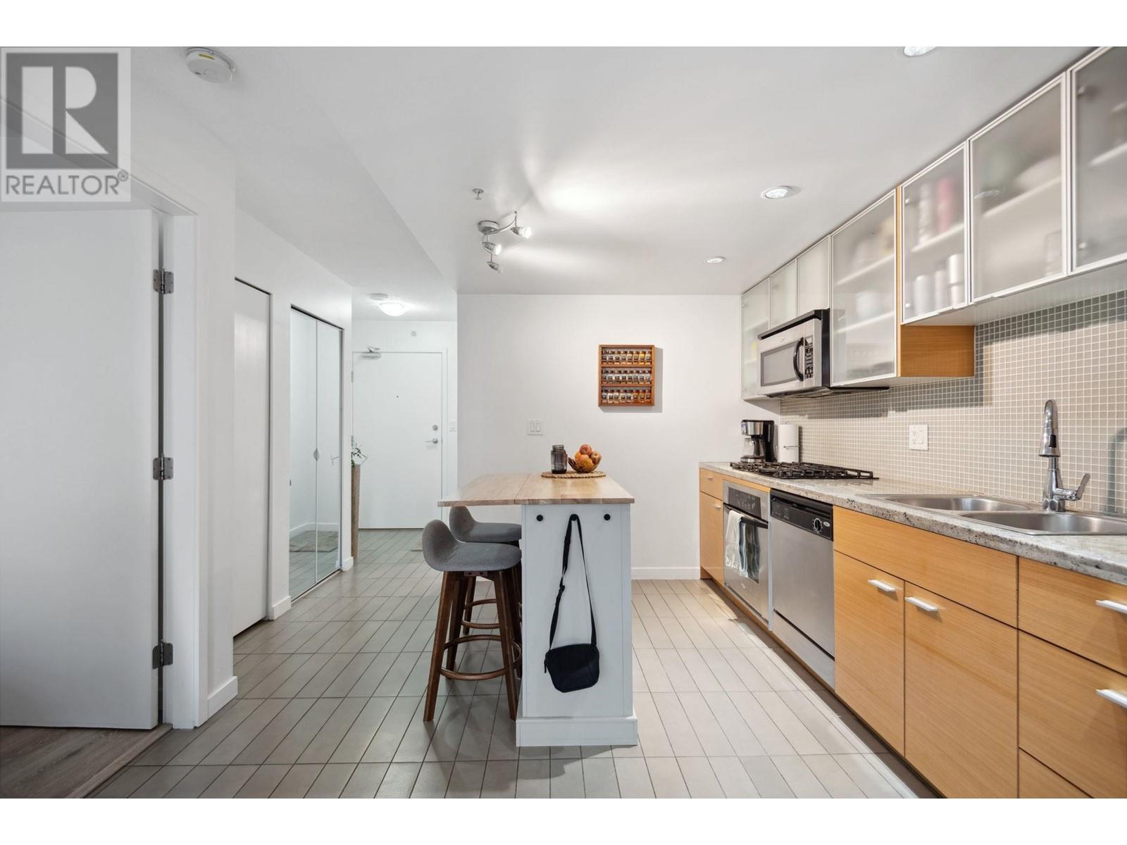 Listing Picture 6 of 34 : 907 33 SMITHE STREET, Vancouver / 溫哥華 - 魯藝地產 Yvonne Lu Group - MLS Medallion Club Member