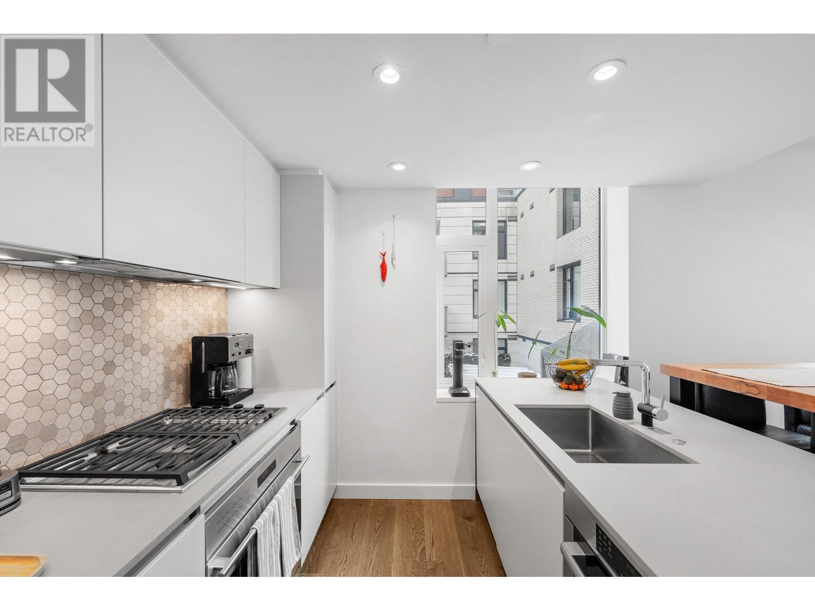 303 1365 Davie Street, Vancouver, British Columbia  V6E 1N5 - Photo 2 - R2964247