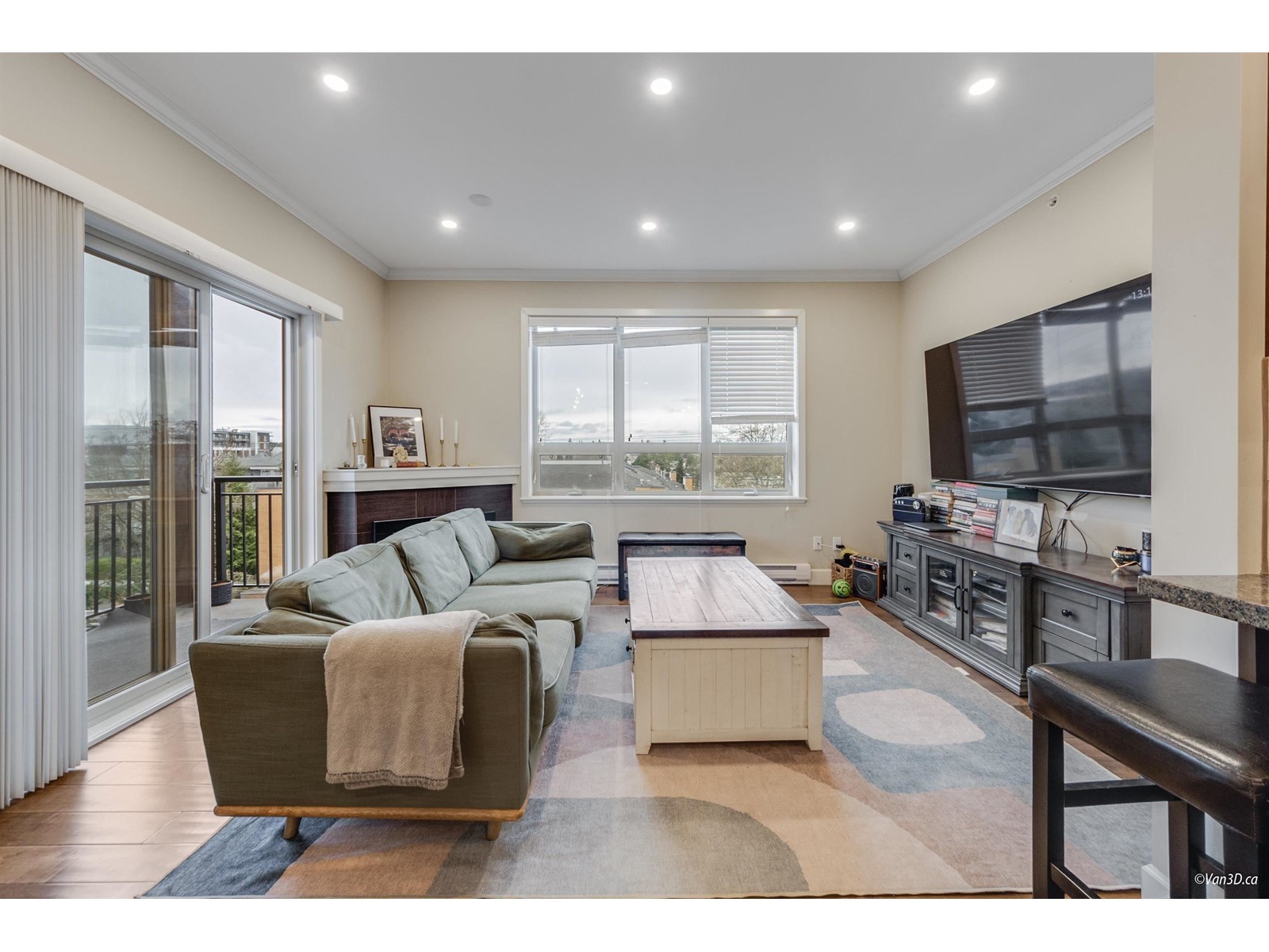 401 15268 18 Avenue, Surrey, British Columbia  V4A 1W8 - Photo 1 - R2965408