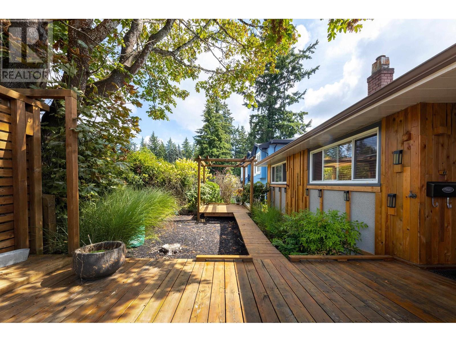 5668 Ewart Street, Burnaby, British Columbia  V5J 2W7 - Photo 4 - R2965208