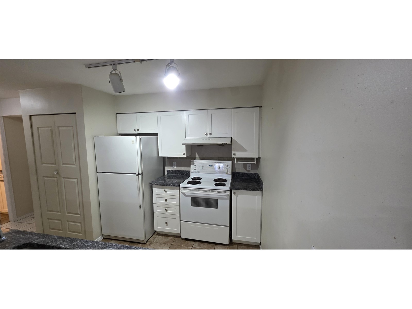208 12769 72 Avenue, Surrey, British Columbia  V3W 2M7 - Photo 3 - R2946466