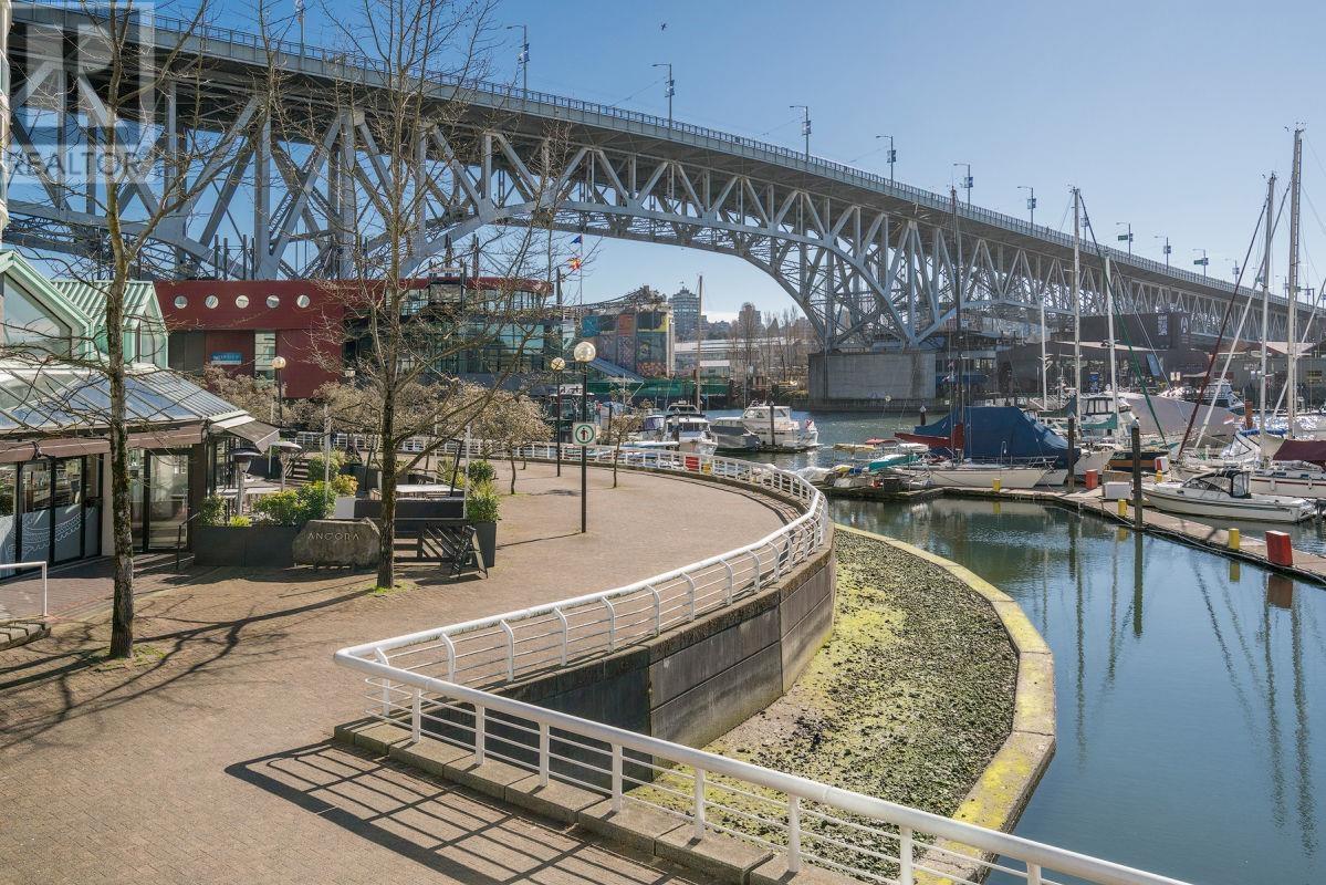 Listing Picture 24 of 26 : 2201 1500 HOWE STREET, Vancouver / 溫哥華 - 魯藝地產 Yvonne Lu Group - MLS Medallion Club Member