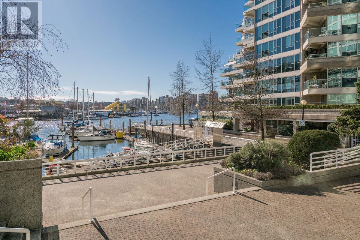 Listing Picture 26 of 26 : 2201 1500 HOWE STREET, Vancouver / 溫哥華 - 魯藝地產 Yvonne Lu Group - MLS Medallion Club Member