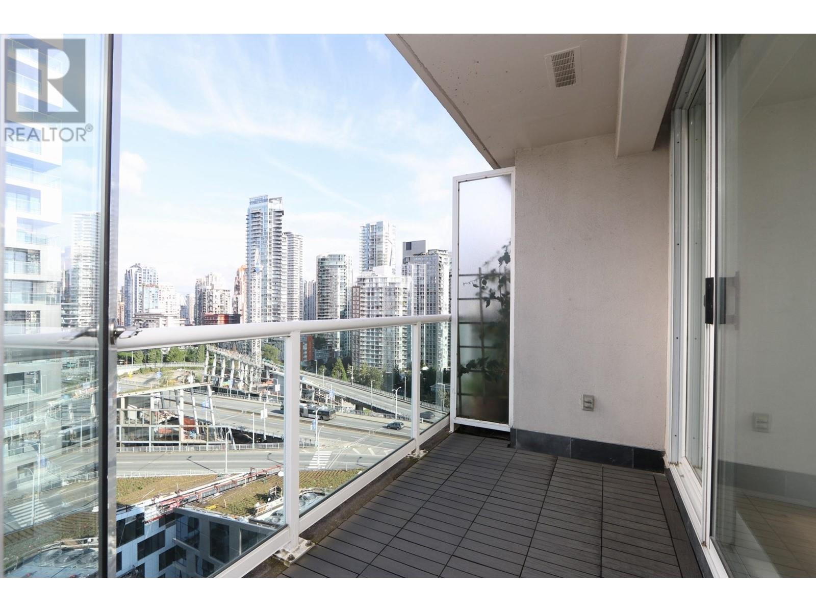 Listing Picture 17 of 26 : 2201 1500 HOWE STREET, Vancouver / 溫哥華 - 魯藝地產 Yvonne Lu Group - MLS Medallion Club Member