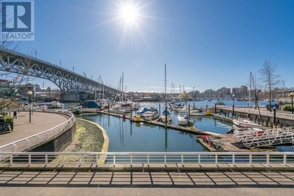 Listing Picture 25 of 26 : 2201 1500 HOWE STREET, Vancouver / 溫哥華 - 魯藝地產 Yvonne Lu Group - MLS Medallion Club Member