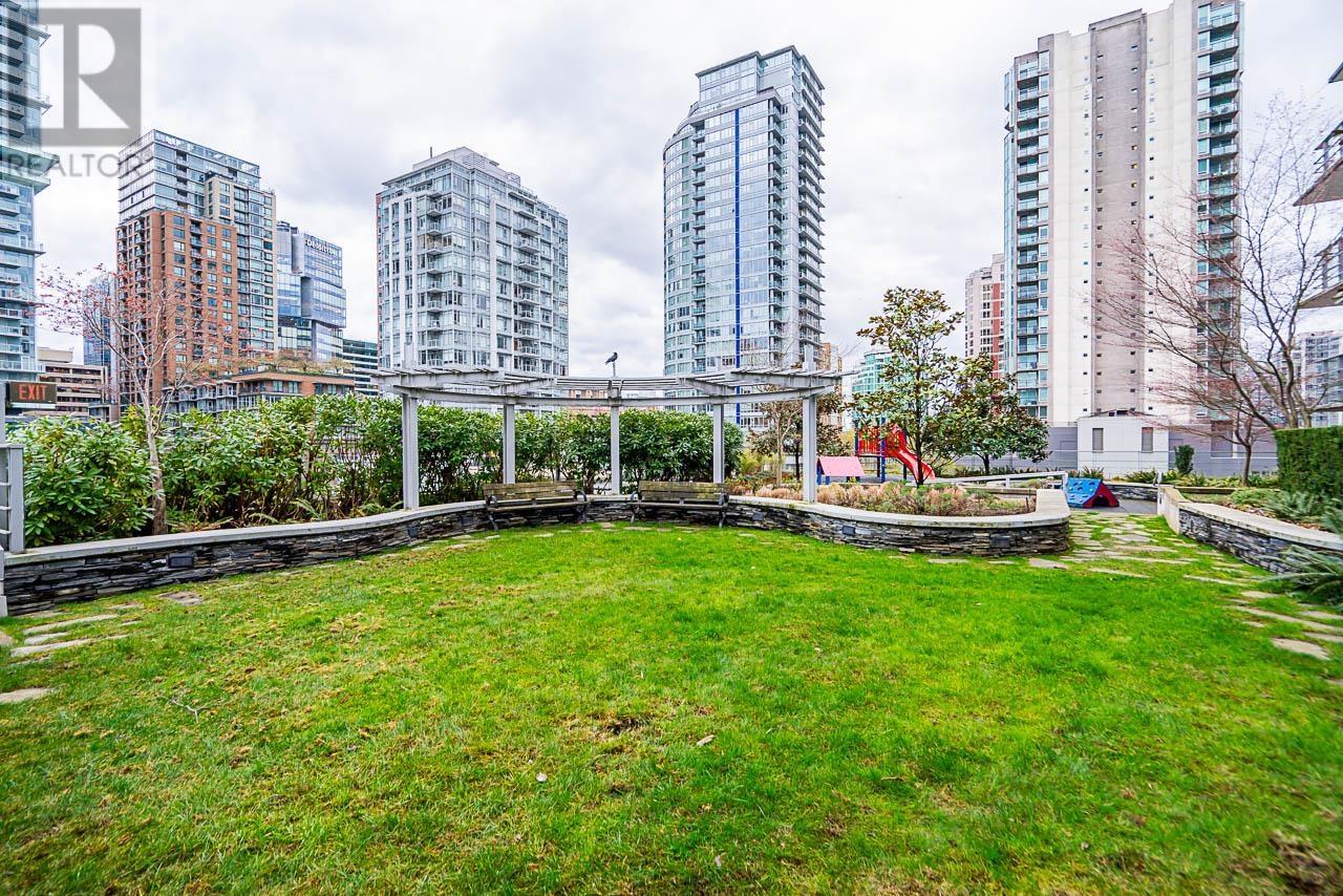 Listing Picture 26 of 30 : 861 RICHARDS STREET, Vancouver / 溫哥華 - 魯藝地產 Yvonne Lu Group - MLS Medallion Club Member