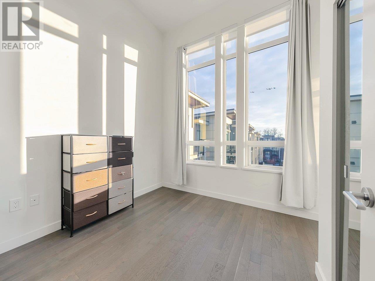 Listing Picture 11 of 21 : 412 4033 MAY DRIVE, Richmond / 烈治文 - 魯藝地產 Yvonne Lu Group - MLS Medallion Club Member