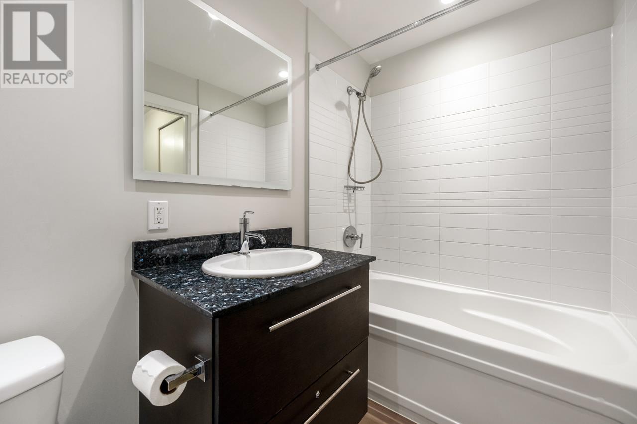 Listing Picture 11 of 19 : 301 3478 WESBROOK MALL, Vancouver / 溫哥華 - 魯藝地產 Yvonne Lu Group - MLS Medallion Club Member