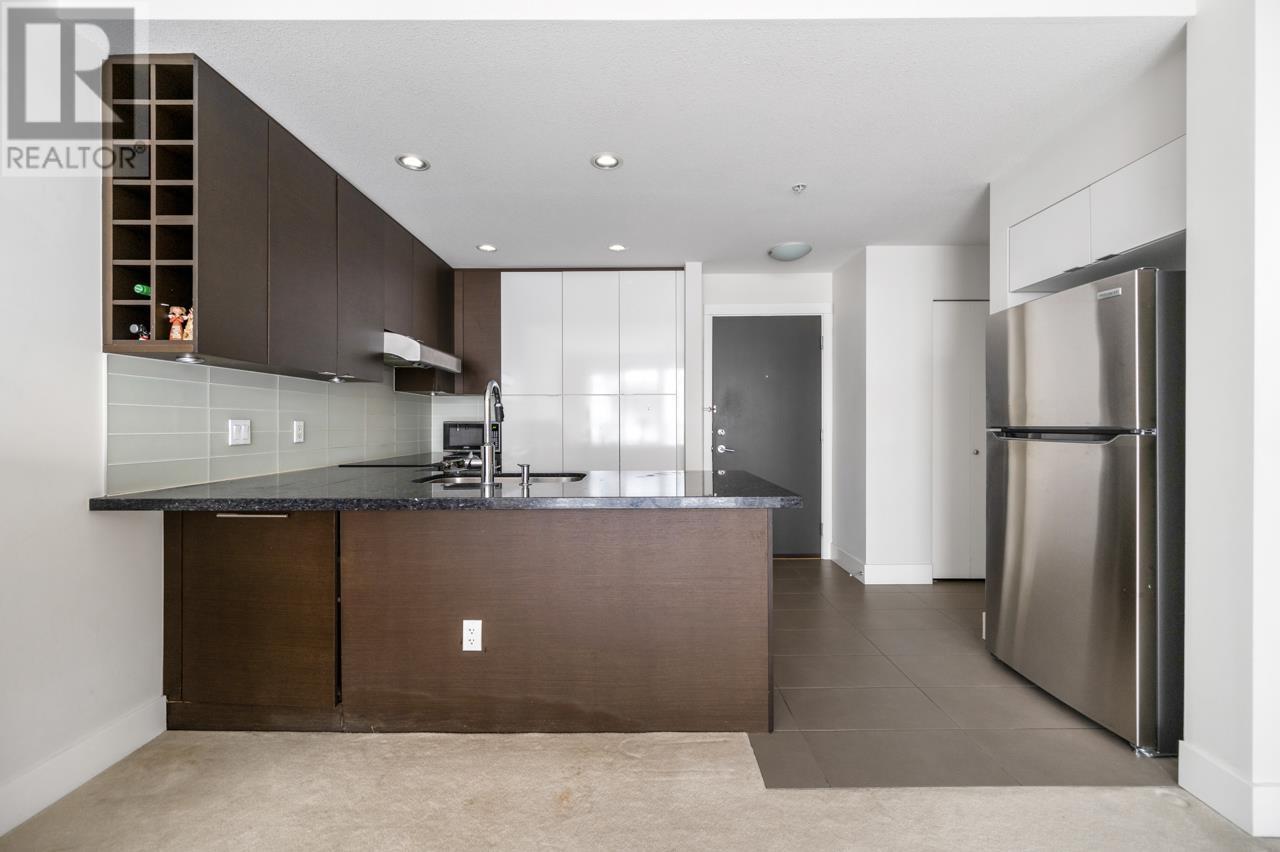 Listing Picture 3 of 19 : 301 3478 WESBROOK MALL, Vancouver / 溫哥華 - 魯藝地產 Yvonne Lu Group - MLS Medallion Club Member