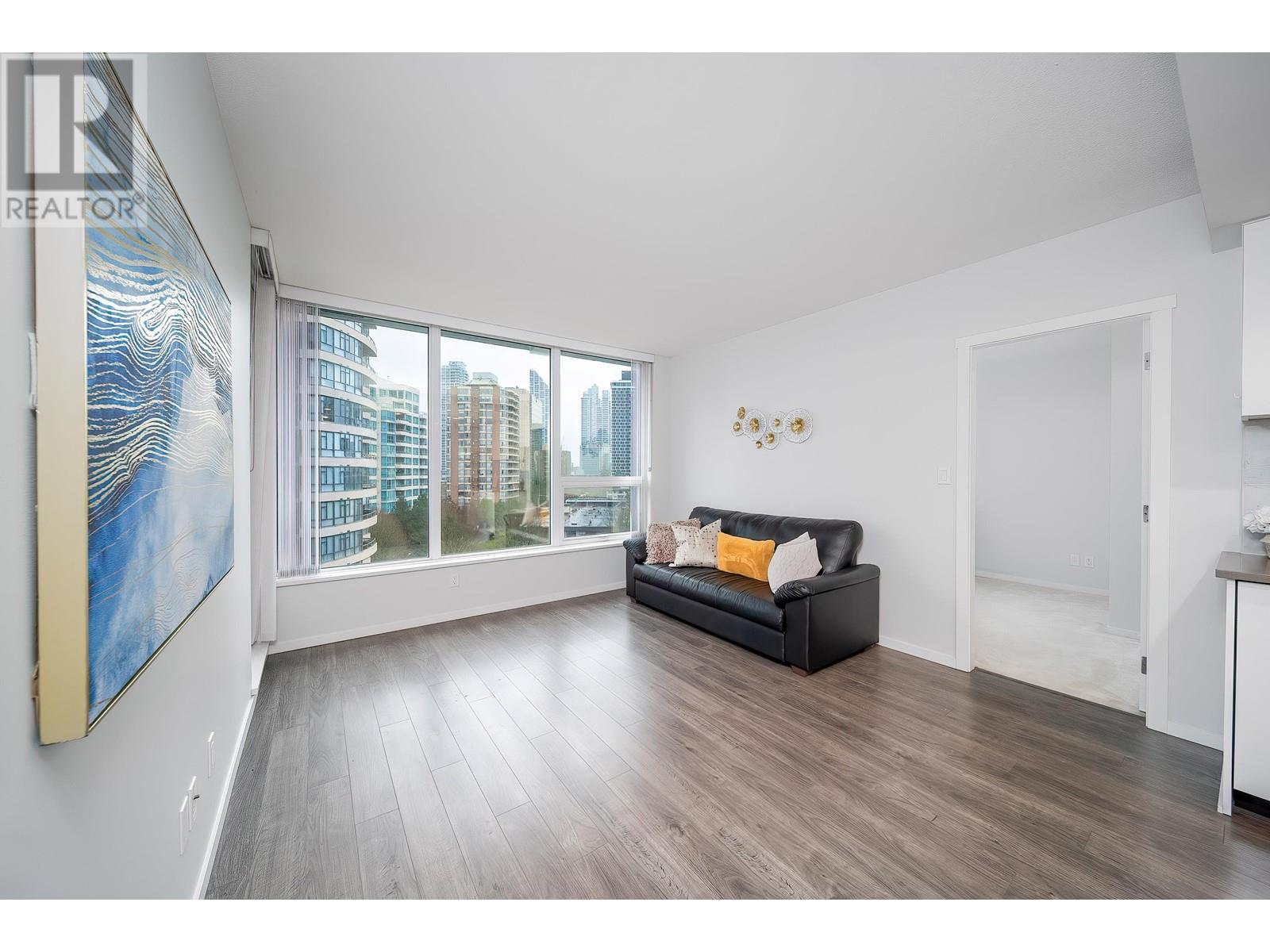 Listing Picture 4 of 15 : 902 5883 BARKER AVENUE, Burnaby / 本拿比 - 魯藝地產 Yvonne Lu Group - MLS Medallion Club Member