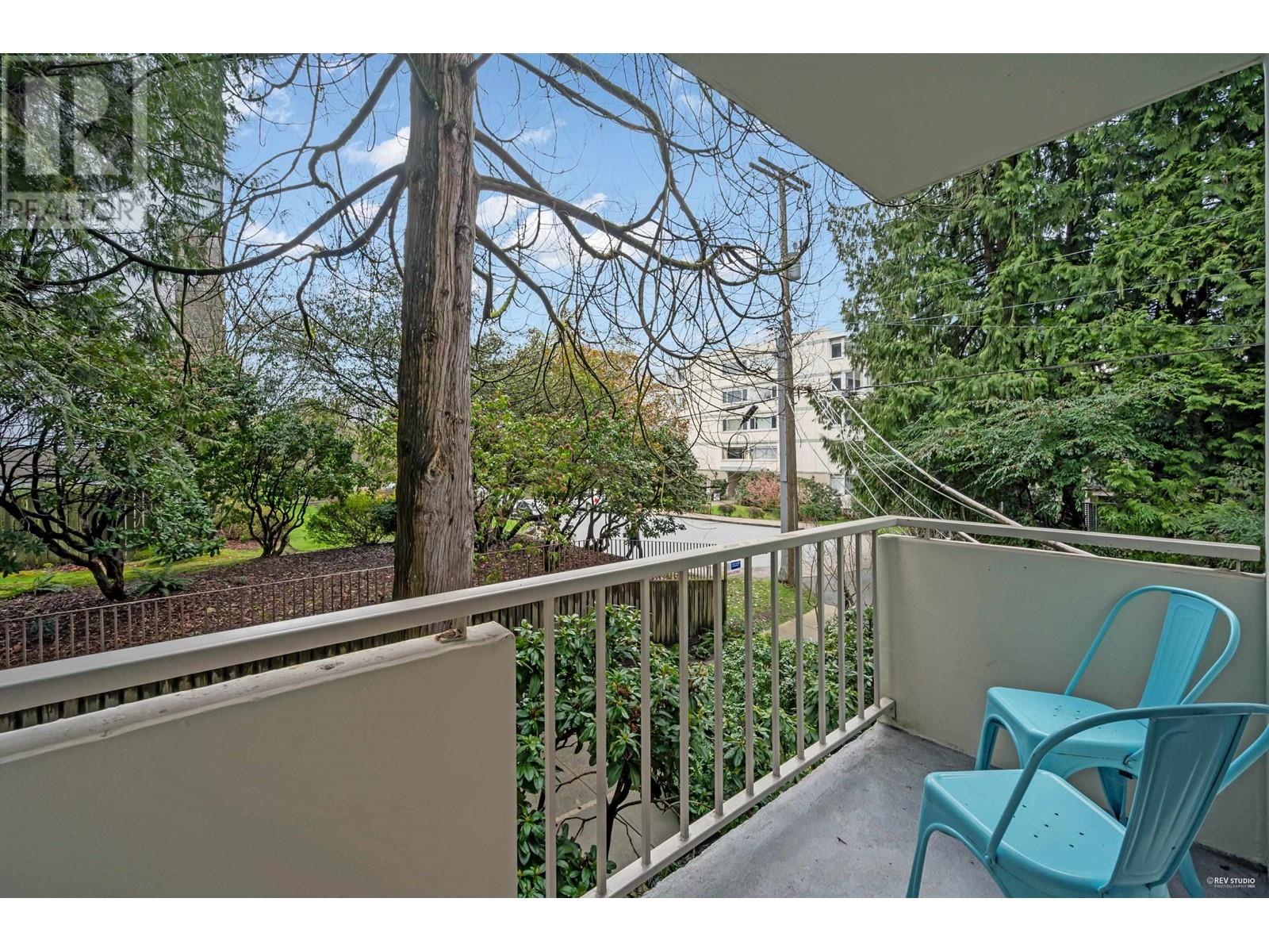 205 1785 ESQUIMALT AVENUE