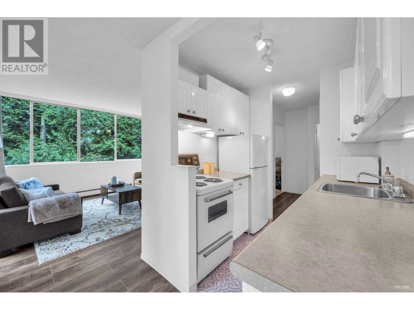 205 1785 ESQUIMALT AVENUE