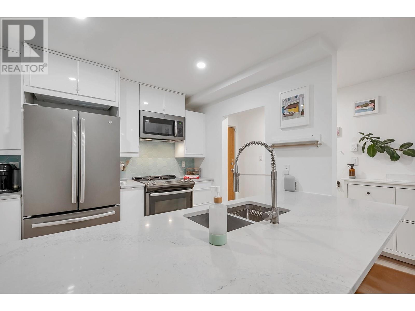 Listing Picture 13 of 31 : 308 1060 E BROADWAY, Vancouver / 溫哥華 - 魯藝地產 Yvonne Lu Group - MLS Medallion Club Member