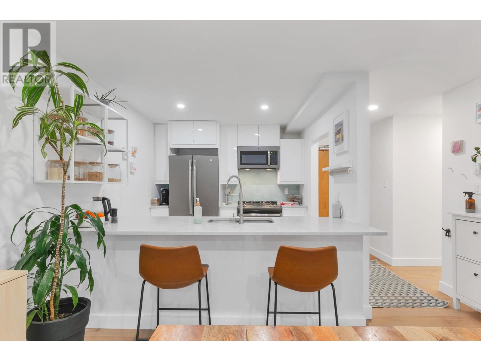 Listing Picture 9 of 31 : 308 1060 E BROADWAY, Vancouver / 溫哥華 - 魯藝地產 Yvonne Lu Group - MLS Medallion Club Member