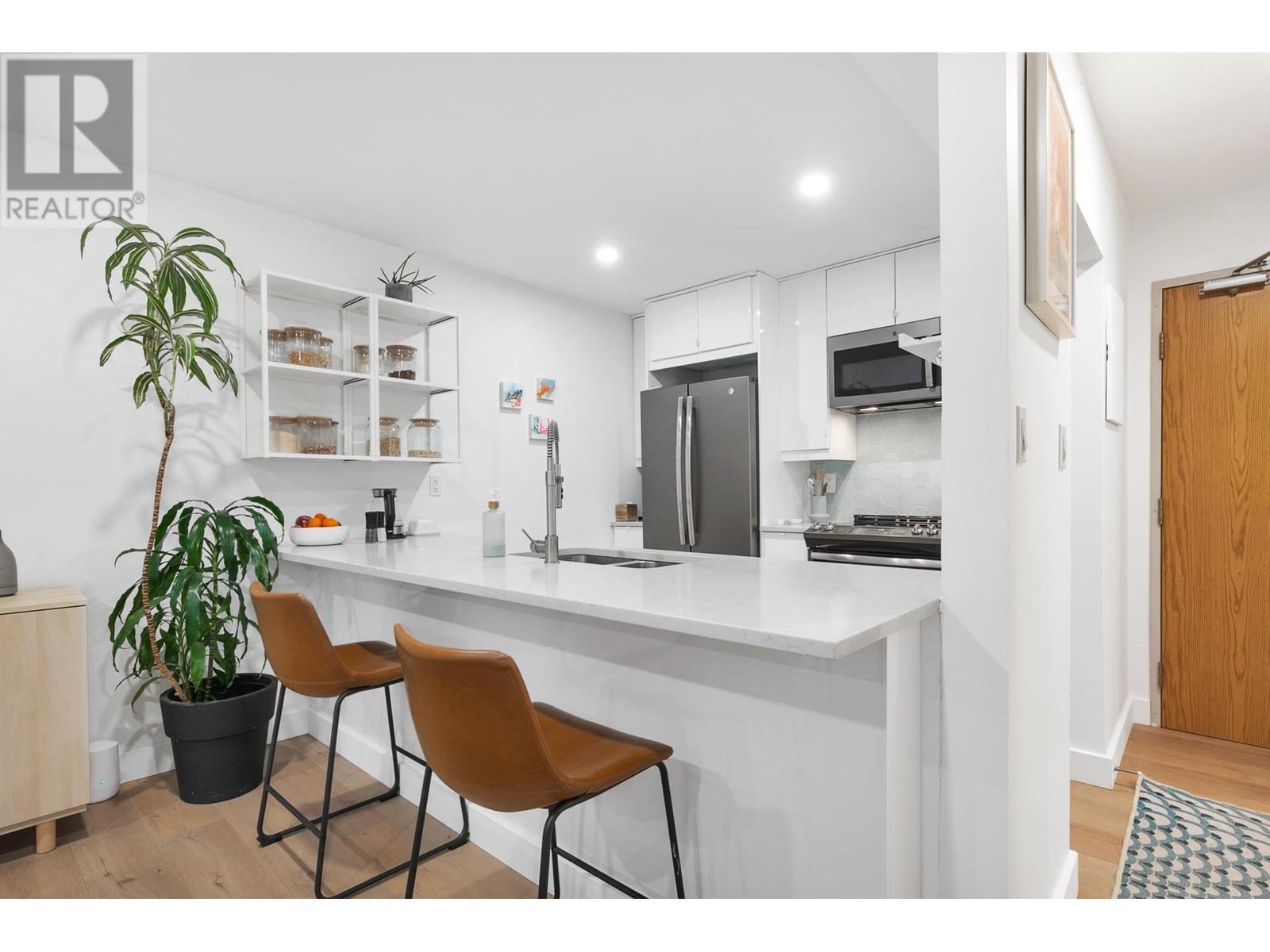 Listing Picture 10 of 31 : 308 1060 E BROADWAY, Vancouver / 溫哥華 - 魯藝地產 Yvonne Lu Group - MLS Medallion Club Member