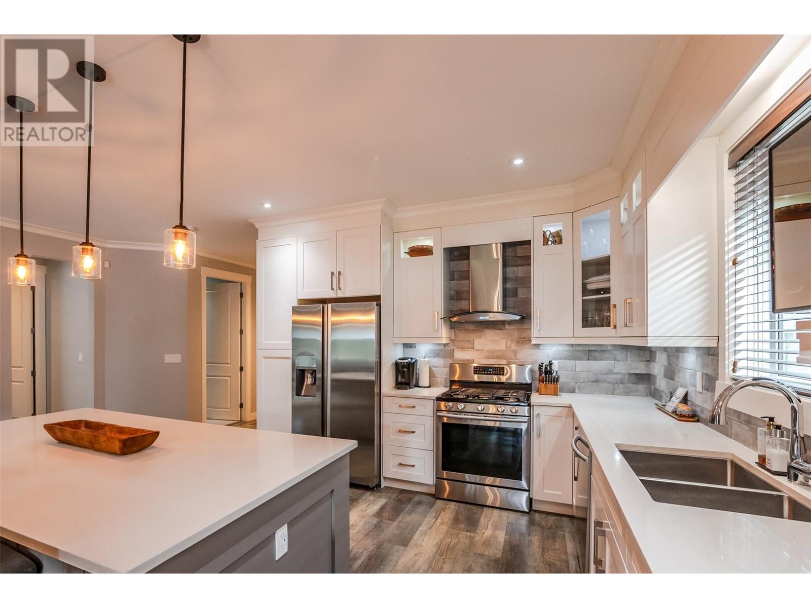 Property at 361 Chardonnay Avenue image 4