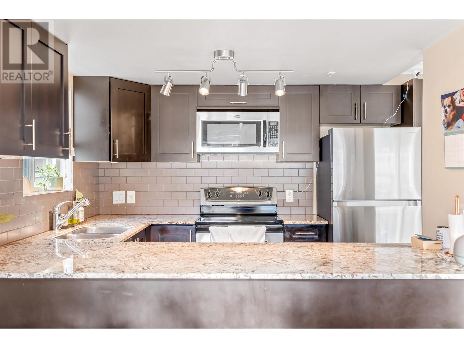 Listing Picture 5 of 32 : 202 4025 NORFOLK STREET, Burnaby / 本拿比 - 魯藝地產 Yvonne Lu Group - MLS Medallion Club Member