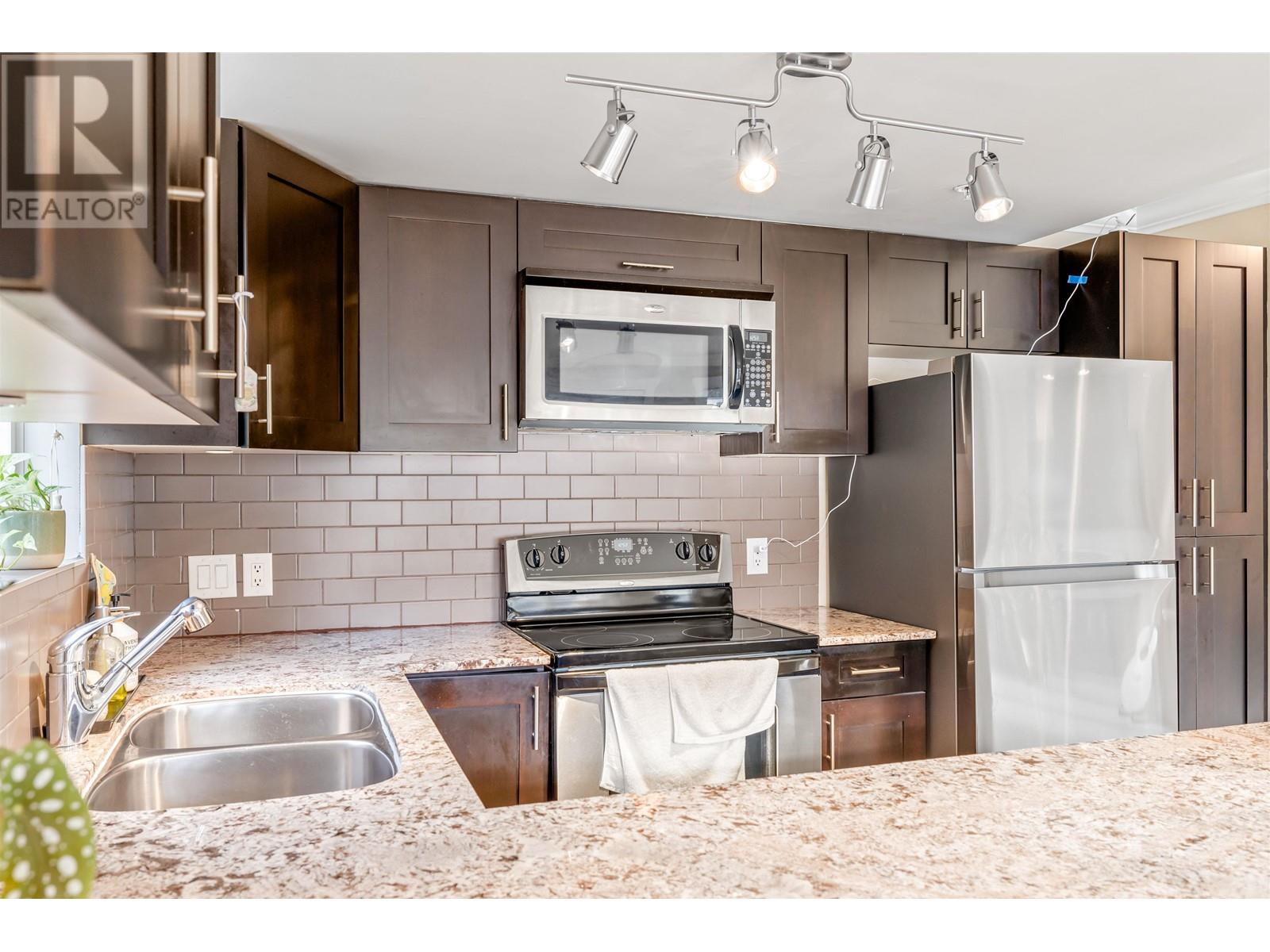 Listing Picture 6 of 32 : 202 4025 NORFOLK STREET, Burnaby / 本拿比 - 魯藝地產 Yvonne Lu Group - MLS Medallion Club Member