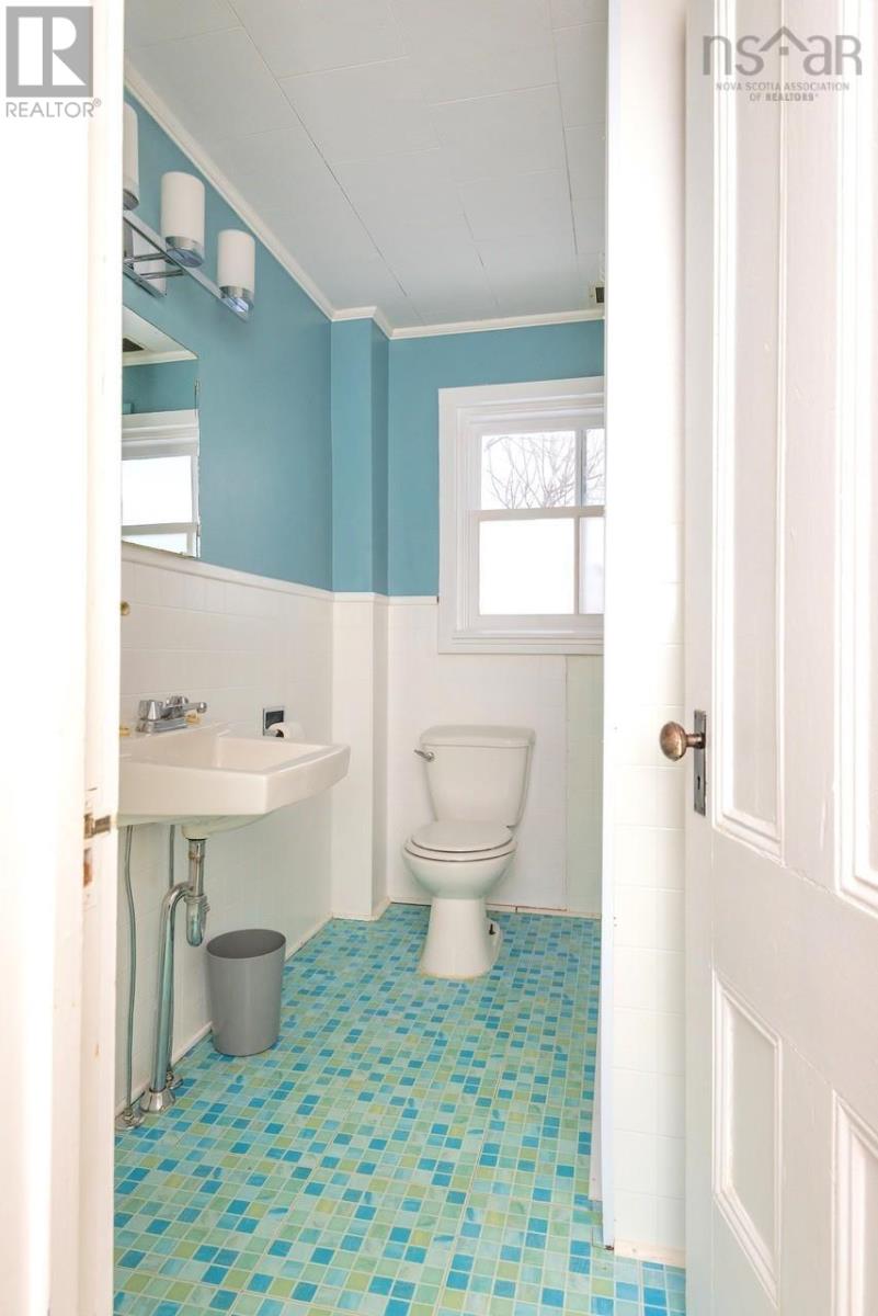 94 Hopson Street, Lunenburg, Nova Scotia  B0J 2C0 - Photo 4 - 202502724