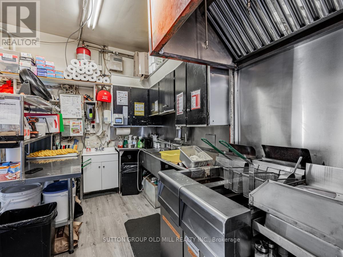 685 Runnymede Road, Toronto (Runnymede-Bloor West Village), Ontario  M6P 1W6 - Photo 17 - W11968532