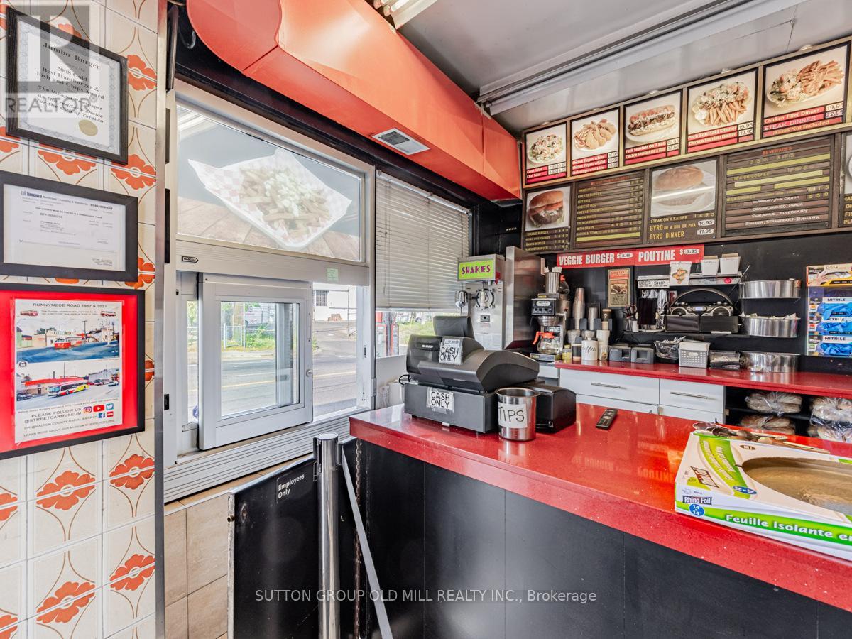 685 Runnymede Road, Toronto (Runnymede-Bloor West Village), Ontario  M6P 1W6 - Photo 9 - W11968532