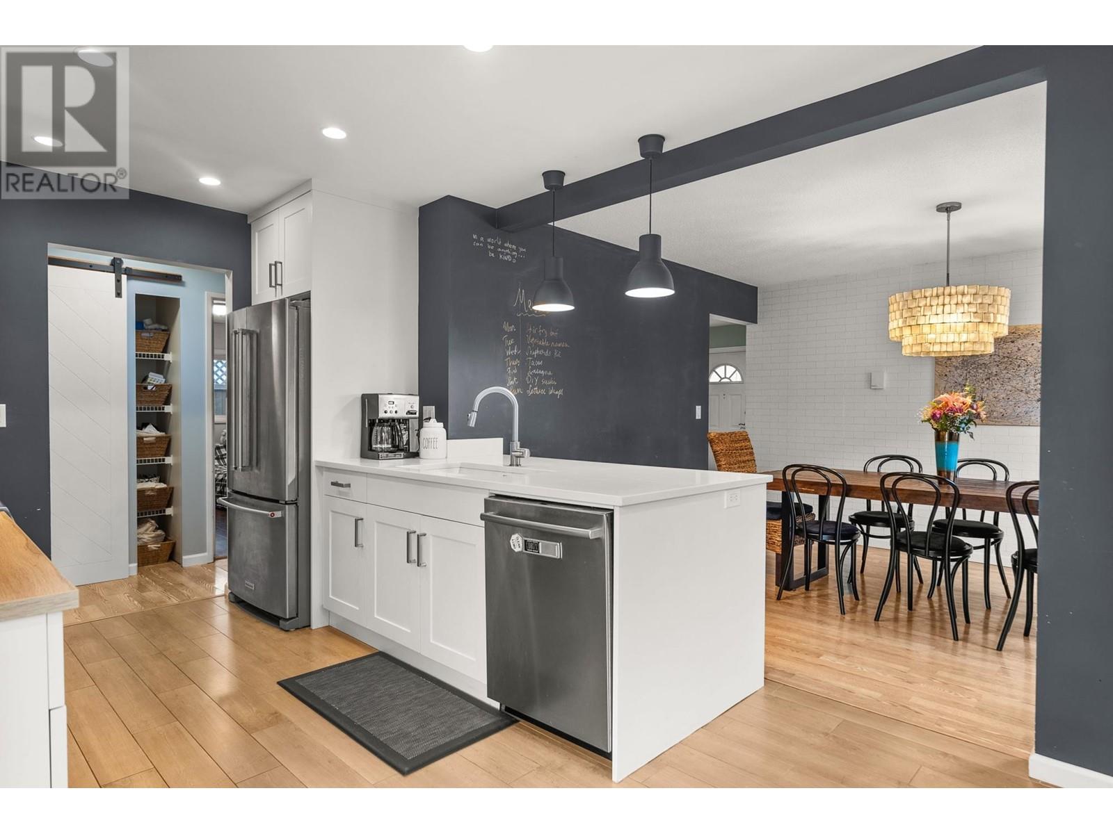 Listing Picture 3 of 38 : 5300 FRANCIS ROAD, Richmond / 烈治文 - 魯藝地產 Yvonne Lu Group - MLS Medallion Club Member