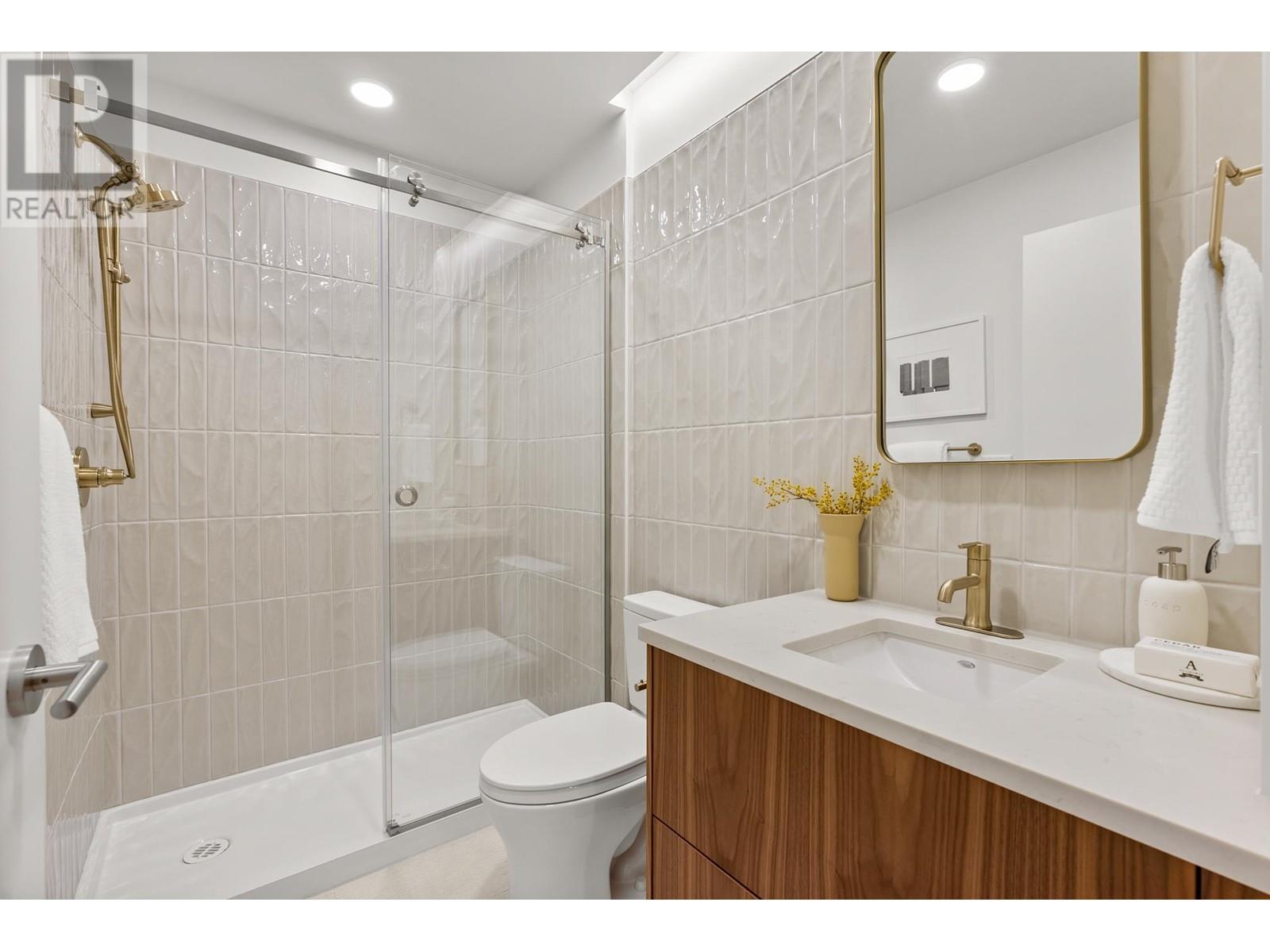 Listing Picture 13 of 32 : 213 2550 GARDEN DRIVE, Vancouver / 溫哥華 - 魯藝地產 Yvonne Lu Group - MLS Medallion Club Member