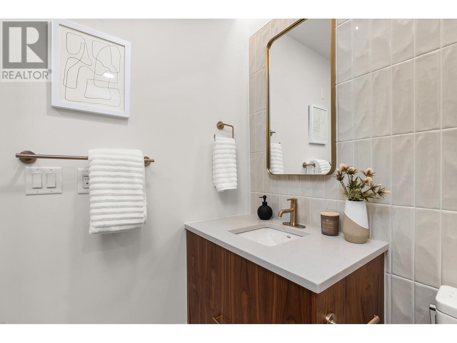 Listing Picture 15 of 32 : 213 2550 GARDEN DRIVE, Vancouver / 溫哥華 - 魯藝地產 Yvonne Lu Group - MLS Medallion Club Member