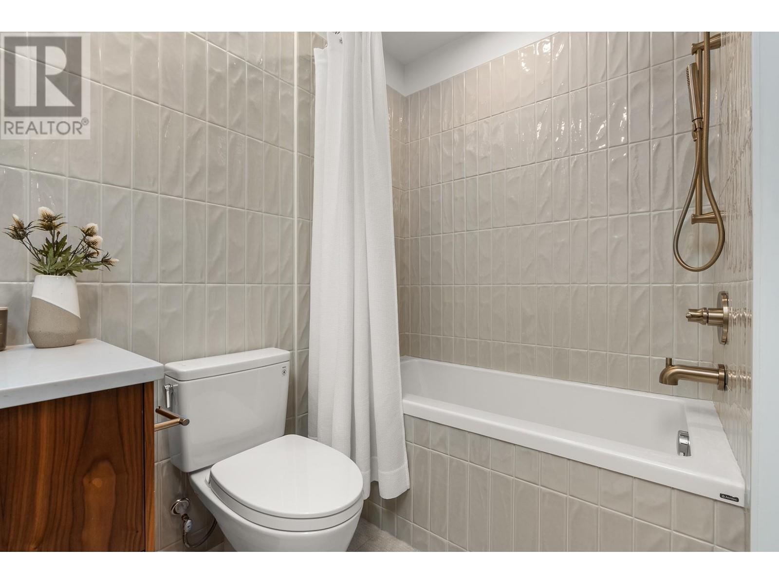 Listing Picture 16 of 32 : 213 2550 GARDEN DRIVE, Vancouver / 溫哥華 - 魯藝地產 Yvonne Lu Group - MLS Medallion Club Member